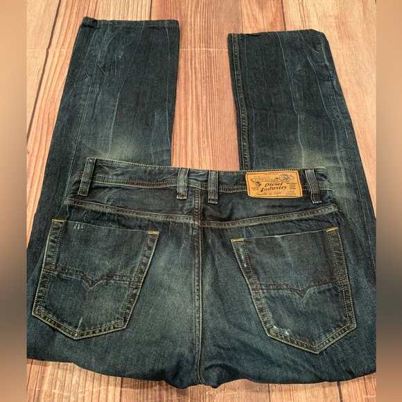 Diesel VIKER Regular Straight size 29
Inseam tailored to 27”
100% cotton - Picture 8 of 14